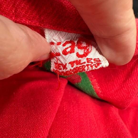 Vintage Christmas Tablecloth Reindeer Red Green Cotton 1987 Tag Textile 62 x 95 - Picture 3 of 11